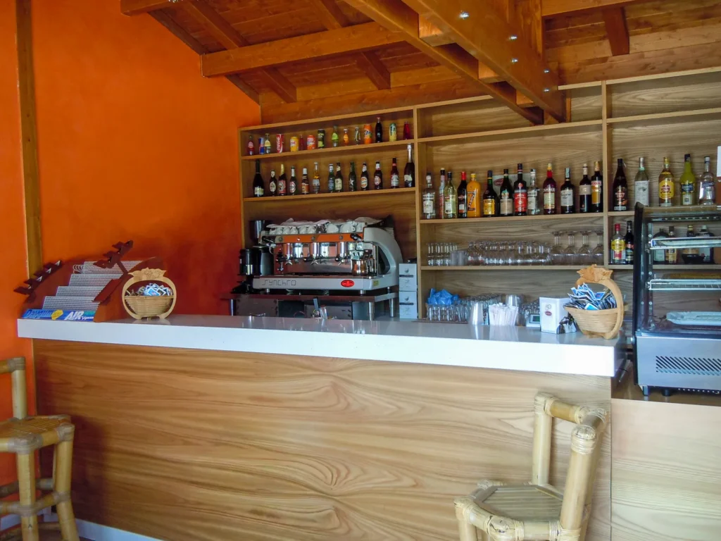 Construction paille bambou cannes bambou feuilles palmier roseau africain pergolas parasols kiosques chiringuitos v&eacute;randas &eacute;tablissements baln&eacute;aires lidos restaurants plages parcs h&ocirc;tels piscines