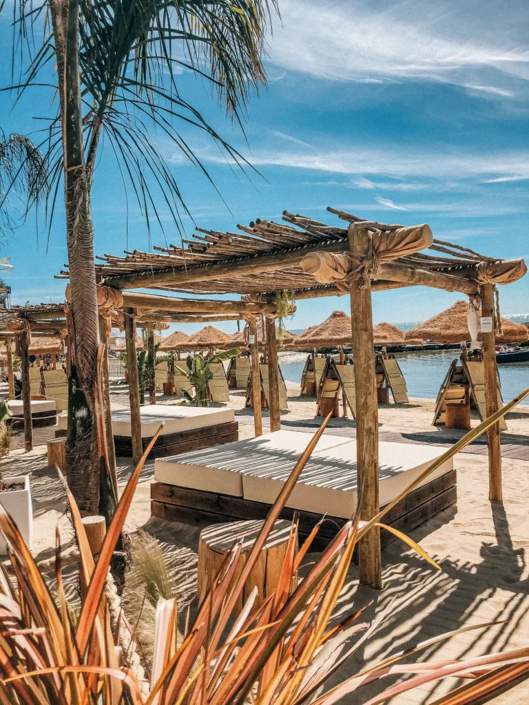 Pergolas bambou cannes bambou bois eucalyptus toit paille rond carr&eacute; mer plage style ethnique exotique &eacute;tablissements baln&eacute;aires lidos restaurants plages parcs h&ocirc;tels piscines