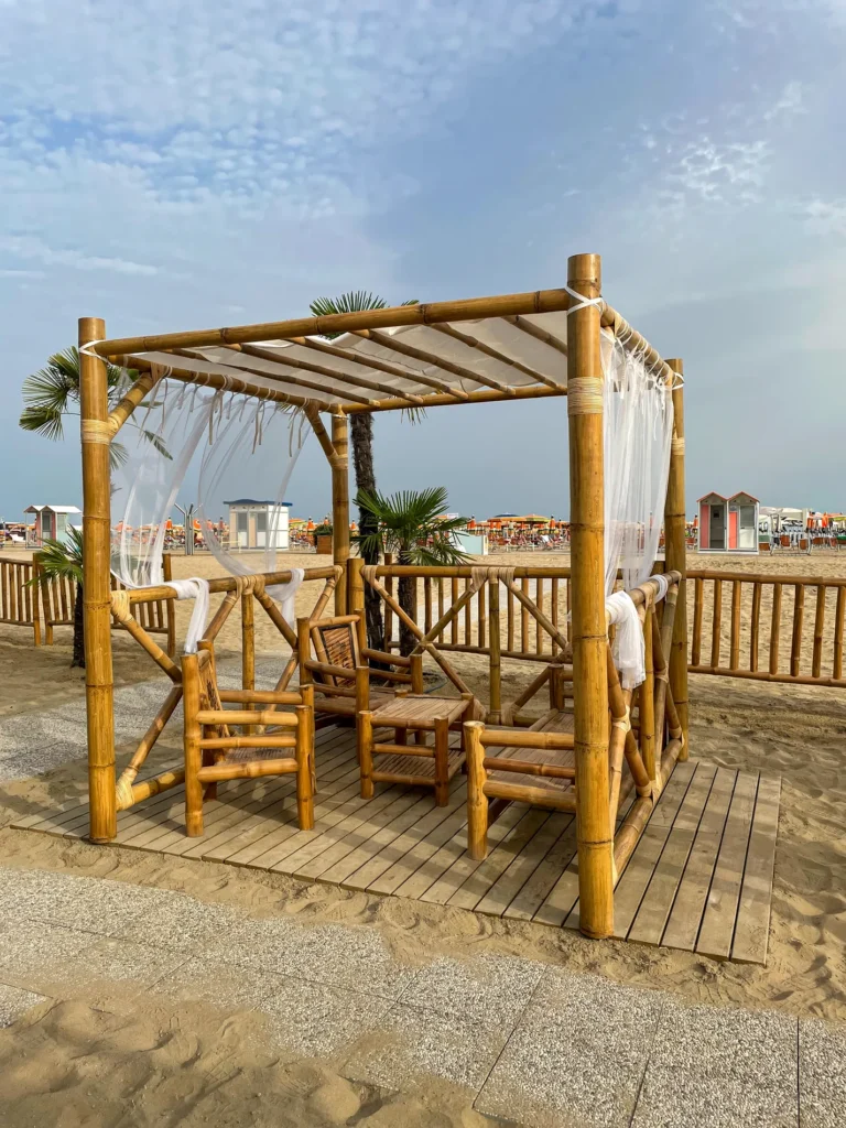 Pergolas bambou cannes bambou bois eucalyptus toit paille rond carr&eacute; mer plage style ethnique exotique &eacute;tablissements baln&eacute;aires lidos restaurants plages parcs h&ocirc;tels piscines