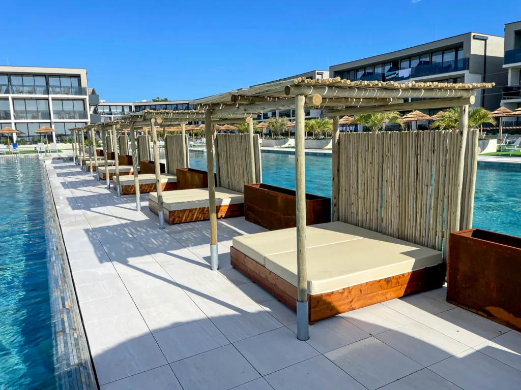 Pergolas bambou cannes bambou bois eucalyptus toit paille rond carr&eacute; mer plage style ethnique exotique &eacute;tablissements baln&eacute;aires lidos restaurants plages parcs h&ocirc;tels piscines