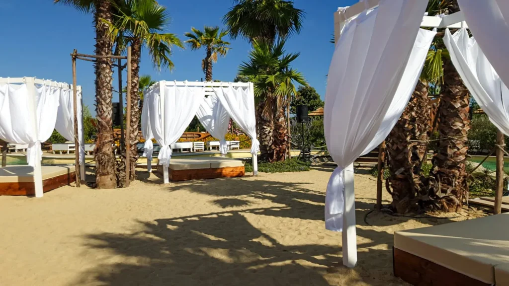Pergolas bambou cannes bambou bois eucalyptus toit paille rond carr&eacute; mer plage style ethnique exotique &eacute;tablissements baln&eacute;aires lidos restaurants plages parcs h&ocirc;tels piscines