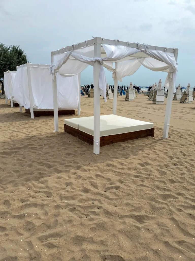 Pergolas bambou cannes bambou bois eucalyptus toit paille rond carr&eacute; mer plage style ethnique exotique &eacute;tablissements baln&eacute;aires lidos restaurants plages parcs h&ocirc;tels piscines