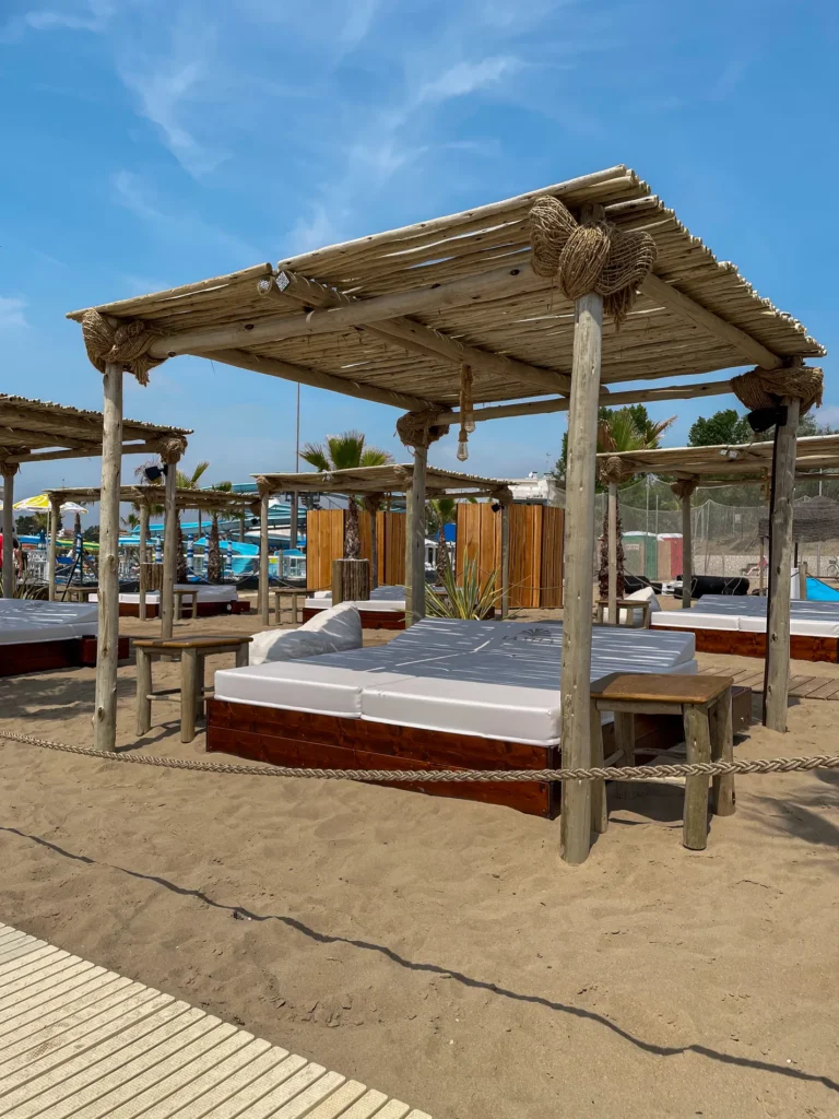 Pergolas bambou cannes bambou bois eucalyptus toit paille rond carr&eacute; mer plage style ethnique exotique &eacute;tablissements baln&eacute;aires lidos restaurants plages parcs h&ocirc;tels piscines