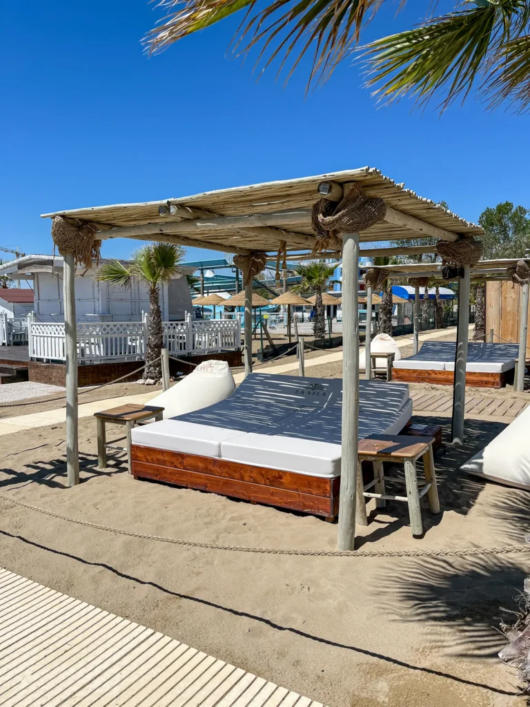 Pergolas bambou cannes bambou bois eucalyptus toit paille rond carr&eacute; mer plage style ethnique exotique &eacute;tablissements baln&eacute;aires lidos restaurants plages parcs h&ocirc;tels piscines