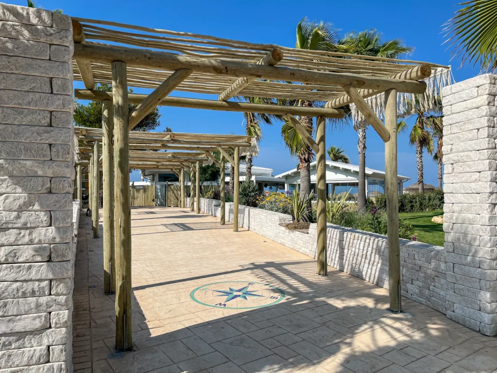Pergolas bambou cannes bambou bois eucalyptus toit paille rond carr&eacute; mer plage style ethnique exotique &eacute;tablissements baln&eacute;aires lidos restaurants plages parcs h&ocirc;tels piscines