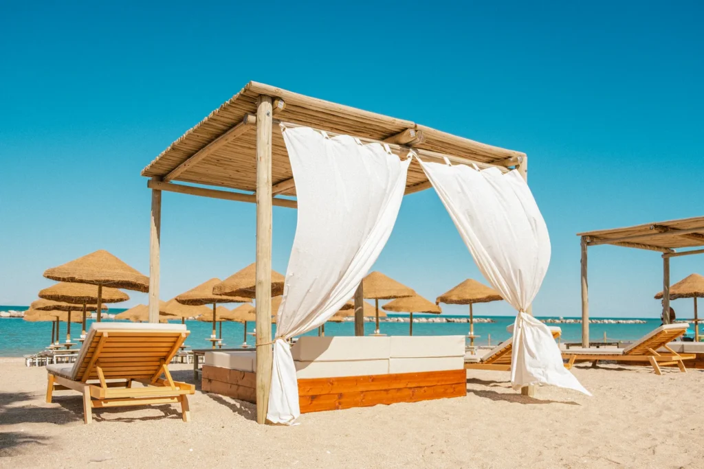 Pergolas bambou cannes bambou bois eucalyptus toit paille rond carr&eacute; mer plage style ethnique exotique &eacute;tablissements baln&eacute;aires lidos restaurants plages parcs h&ocirc;tels piscines