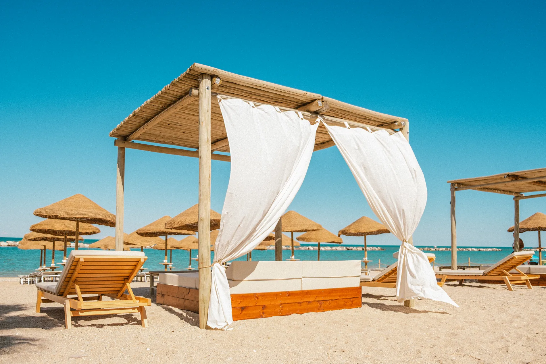 Pergolas bambou cannes bambou bois eucalyptus toit paille rond carr&eacute; mer plage style ethnique exotique &eacute;tablissements baln&eacute;aires lidos restaurants plages parcs h&ocirc;tels piscines