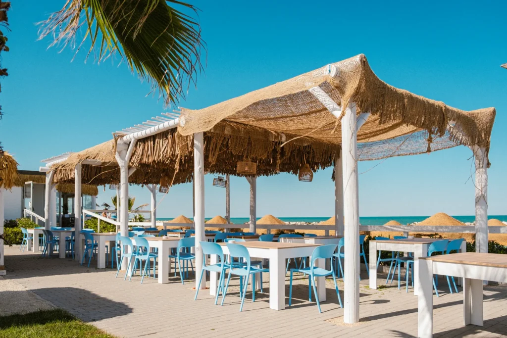 Pergolas bambou cannes bambou bois eucalyptus toit paille rond carr&eacute; mer plage style ethnique exotique &eacute;tablissements baln&eacute;aires lidos restaurants plages parcs h&ocirc;tels piscines