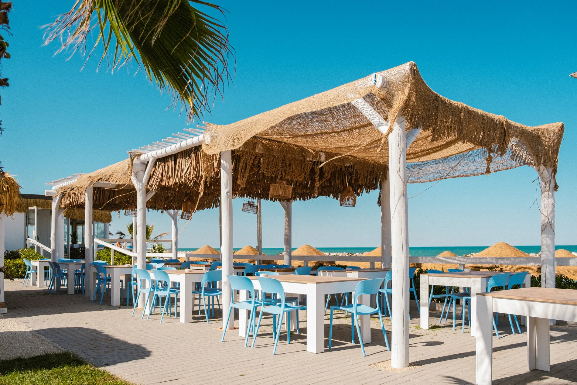 Pergolas bambou cannes bambou bois eucalyptus toit paille rond carr&eacute; mer plage style ethnique exotique &eacute;tablissements baln&eacute;aires lidos restaurants plages parcs h&ocirc;tels piscines