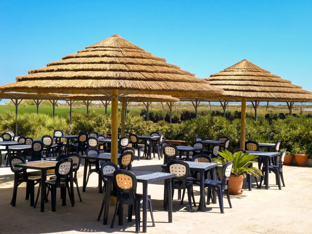 Parasols africains roseau africain ethniques exotiques &eacute;tablissements baln&eacute;aires lidos restaurants plages parcs h&ocirc;tels piscines