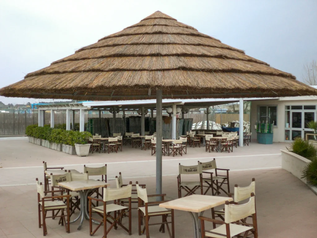 Parasols africains roseau africain ethniques exotiques &eacute;tablissements baln&eacute;aires lidos restaurants plages parcs h&ocirc;tels piscines