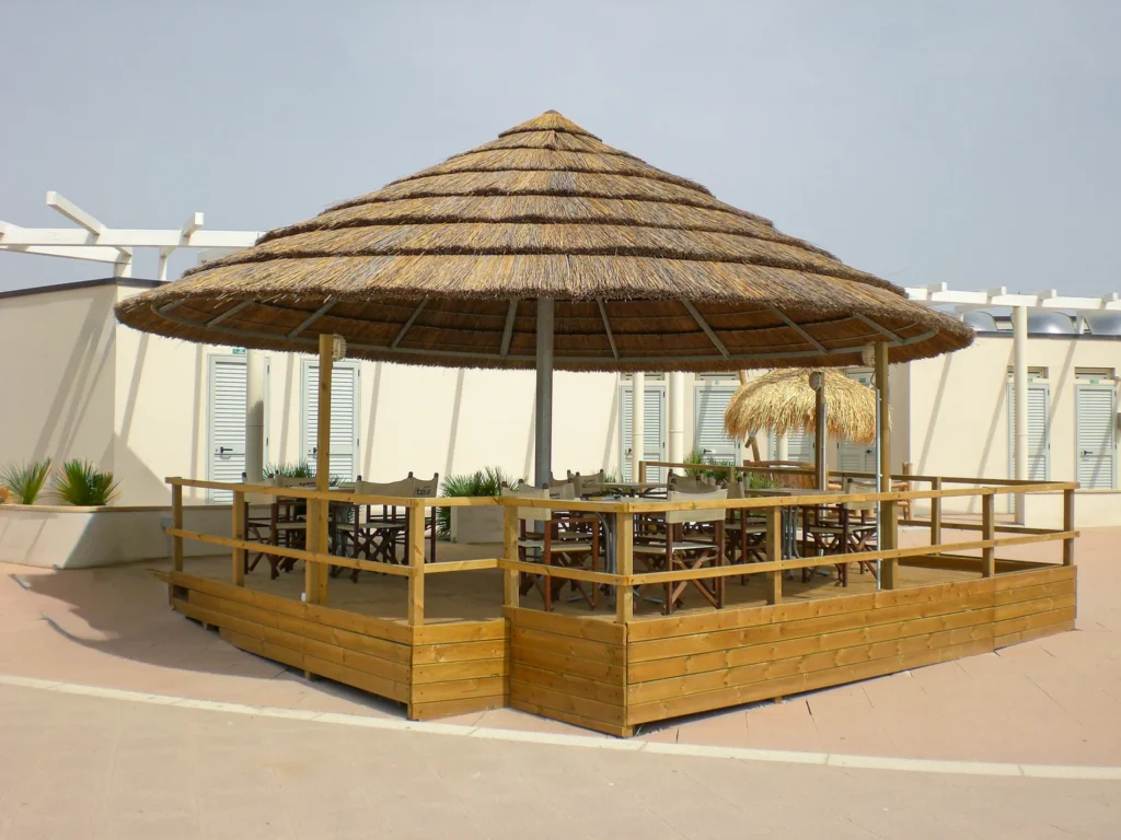Parasols africains roseau africain ethniques exotiques &eacute;tablissements baln&eacute;aires lidos restaurants plages parcs h&ocirc;tels piscines