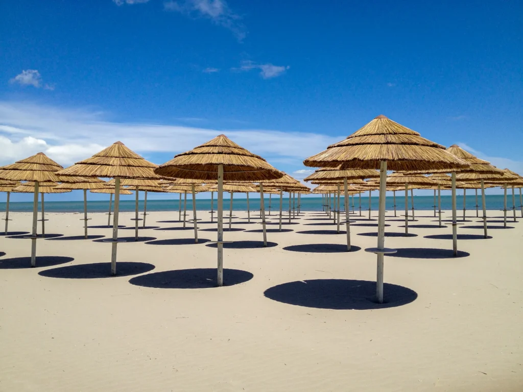 Parasols africains roseau africain ethniques exotiques &eacute;tablissements baln&eacute;aires lidos restaurants plages parcs h&ocirc;tels piscines