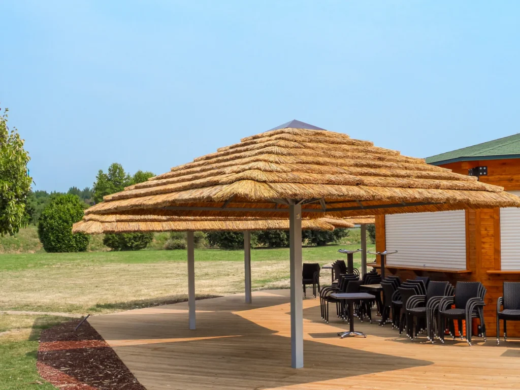 Parasols africains roseau africain ethniques exotiques &eacute;tablissements baln&eacute;aires lidos restaurants plages parcs h&ocirc;tels piscines