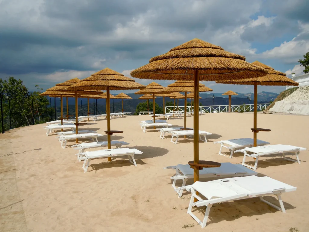 Parasols africains roseau africain ethniques exotiques &eacute;tablissements baln&eacute;aires lidos restaurants plages parcs h&ocirc;tels piscines