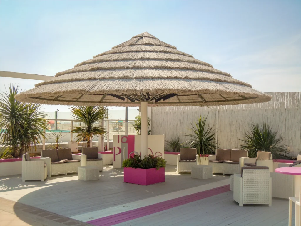 Parasols africains roseau africain ethniques exotiques &eacute;tablissements baln&eacute;aires lidos restaurants plages parcs h&ocirc;tels piscines