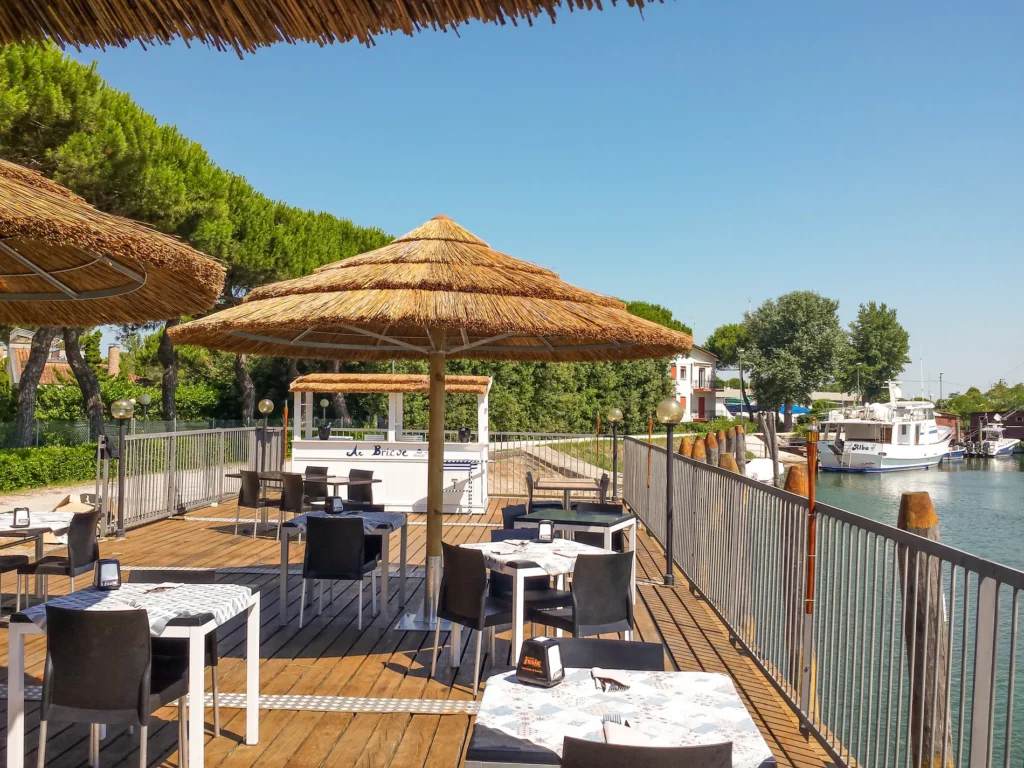 Parasols africains roseau africain ethniques exotiques &eacute;tablissements baln&eacute;aires lidos restaurants plages parcs h&ocirc;tels piscines