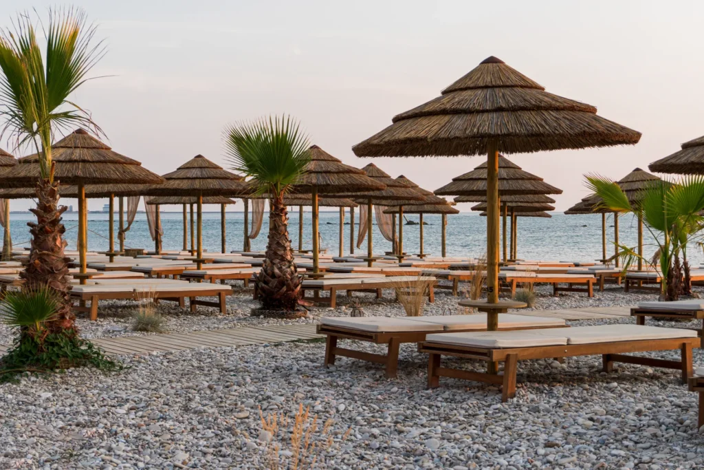 Parasols africains roseau africain ethniques exotiques &eacute;tablissements baln&eacute;aires lidos restaurants plages parcs h&ocirc;tels piscines