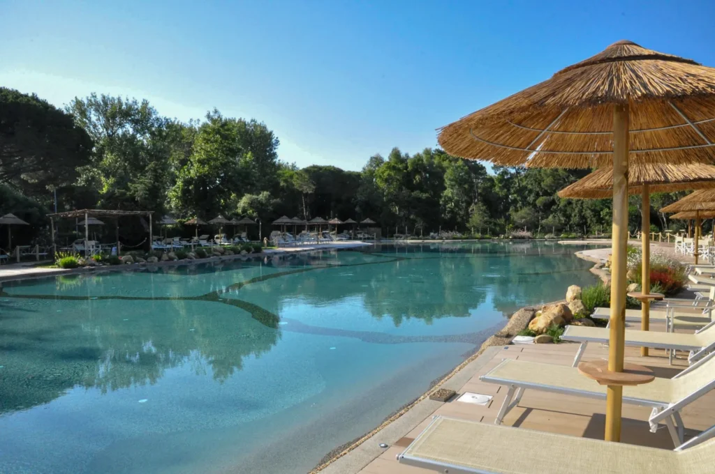 Parasols africains roseau africain ethniques exotiques &eacute;tablissements baln&eacute;aires lidos restaurants plages parcs h&ocirc;tels piscines