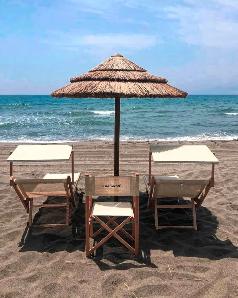 Parasols africains roseau africain ethniques exotiques &eacute;tablissements baln&eacute;aires lidos restaurants plages parcs h&ocirc;tels piscines