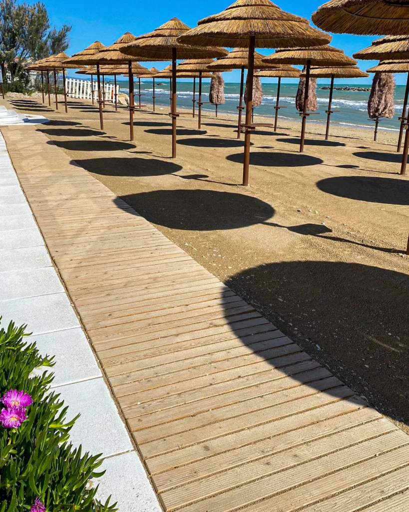 Parasols africains roseau africain ethniques exotiques &eacute;tablissements baln&eacute;aires lidos restaurants plages parcs h&ocirc;tels piscines