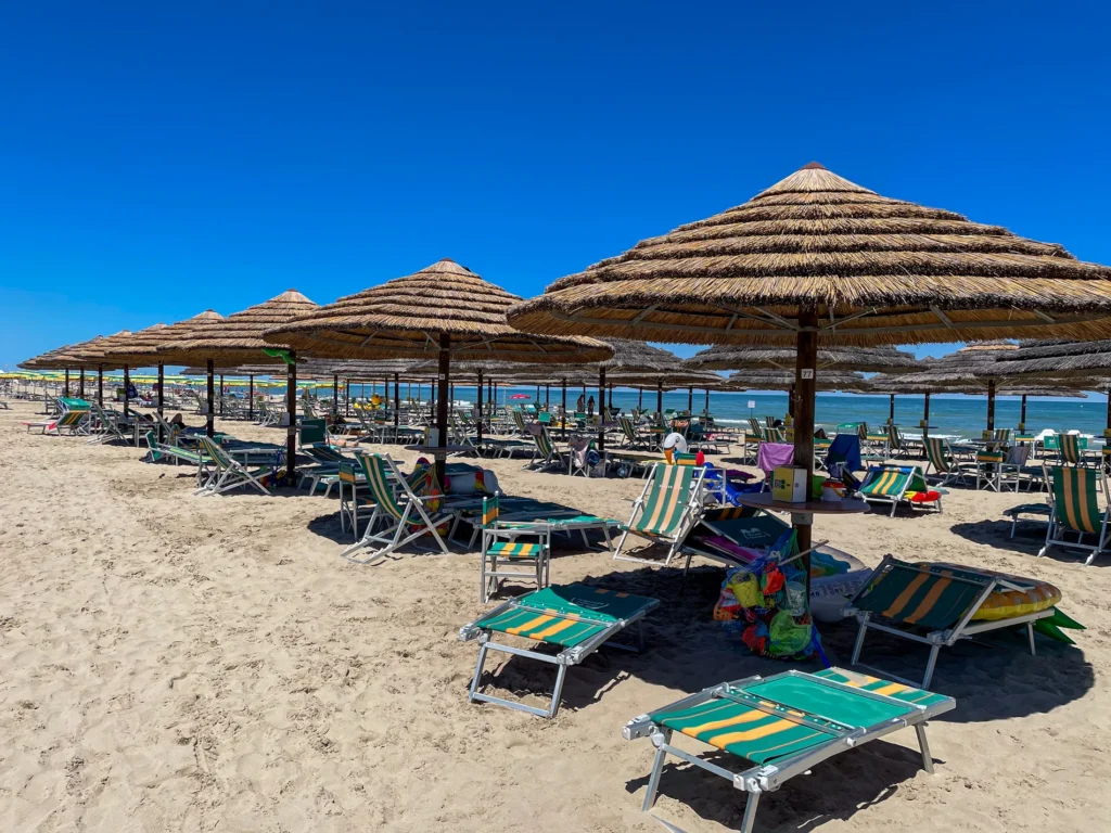 Parasols africains roseau africain ethniques exotiques &eacute;tablissements baln&eacute;aires lidos restaurants plages parcs h&ocirc;tels piscines