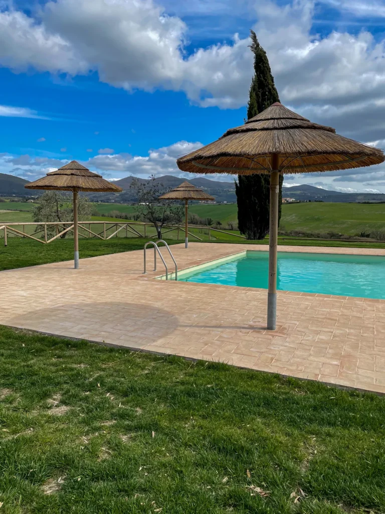 Parasols africains roseau africain ethniques exotiques &eacute;tablissements baln&eacute;aires lidos restaurants plages parcs h&ocirc;tels piscines