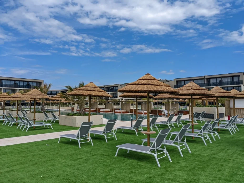Parasols africains roseau africain ethniques exotiques &eacute;tablissements baln&eacute;aires lidos restaurants plages parcs h&ocirc;tels piscines