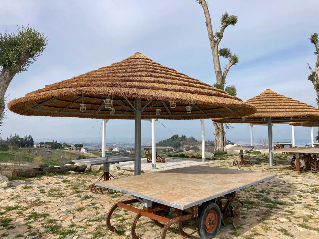Parasols africains roseau africain ethniques exotiques &eacute;tablissements baln&eacute;aires lidos restaurants plages parcs h&ocirc;tels piscines
