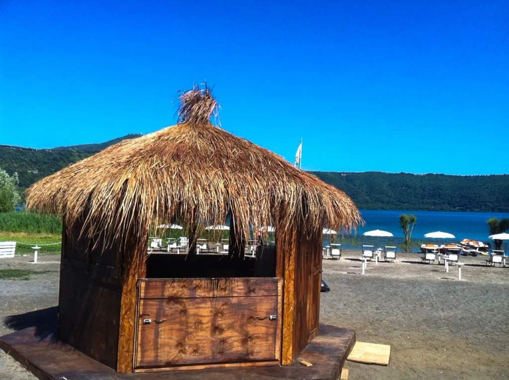 Parasols Alang Alang paille africaine tiss&eacute;e ethniques exotiques &eacute;tablissements baln&eacute;aires lidos restaurants plages parcs h&ocirc;tels piscines