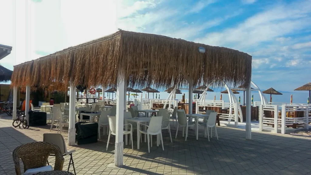 Parasols Alang Alang paille africaine tiss&eacute;e ethniques exotiques &eacute;tablissements baln&eacute;aires lidos restaurants plages parcs h&ocirc;tels piscines