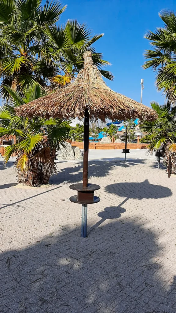 Parasols Alang Alang paille africaine tiss&eacute;e ethniques exotiques &eacute;tablissements baln&eacute;aires lidos restaurants plages parcs h&ocirc;tels piscines