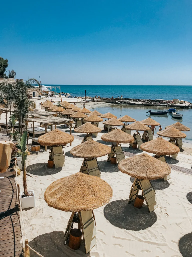 Parasols filament herbe naturelle tiss&eacute;e style ethnique exotique &eacute;tablissements baln&eacute;aires lidos restaurants plages parcs h&ocirc;tels piscines