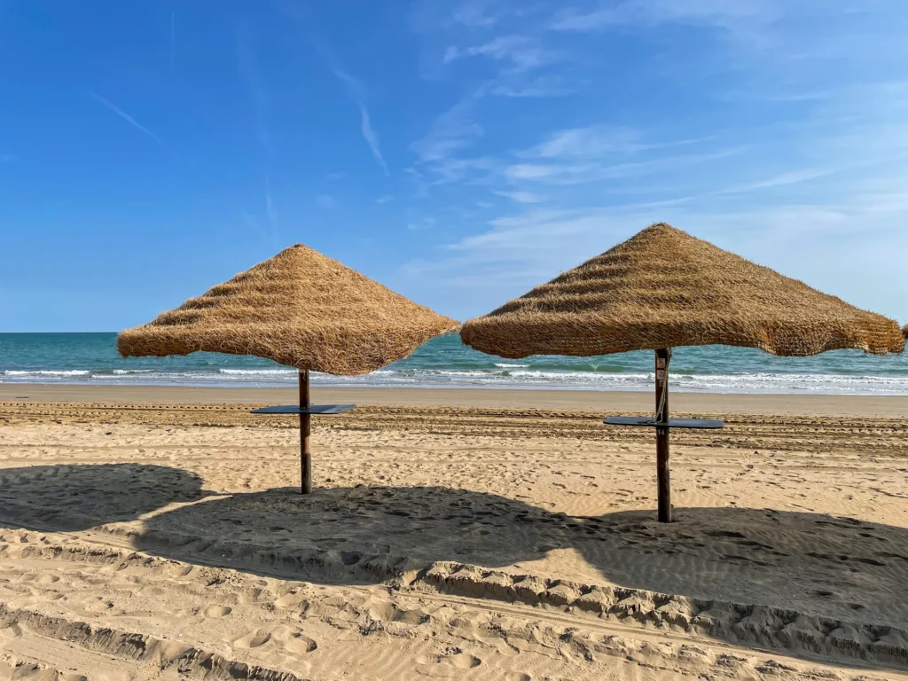 Parasols filament herbe naturelle tiss&eacute;e style ethnique exotique &eacute;tablissements baln&eacute;aires lidos restaurants plages parcs h&ocirc;tels piscines