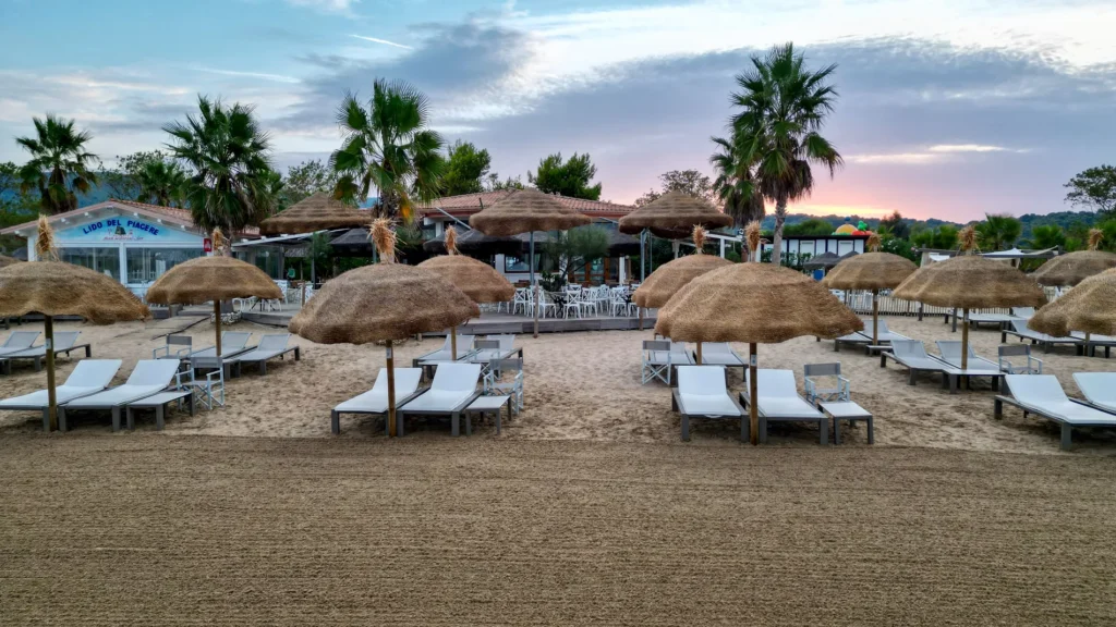 Parasols filament herbe naturelle tiss&eacute;e style ethnique exotique &eacute;tablissements baln&eacute;aires lidos restaurants plages parcs h&ocirc;tels piscines