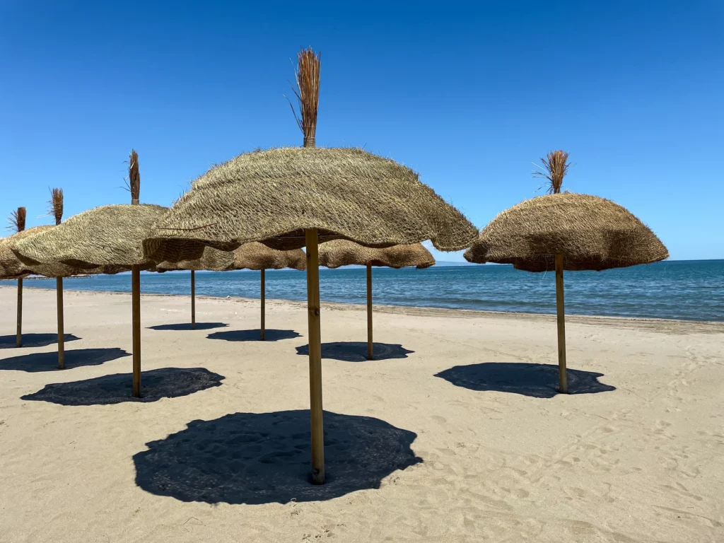 Parasols filament herbe naturelle tiss&eacute;e style ethnique exotique &eacute;tablissements baln&eacute;aires lidos restaurants plages parcs h&ocirc;tels piscines