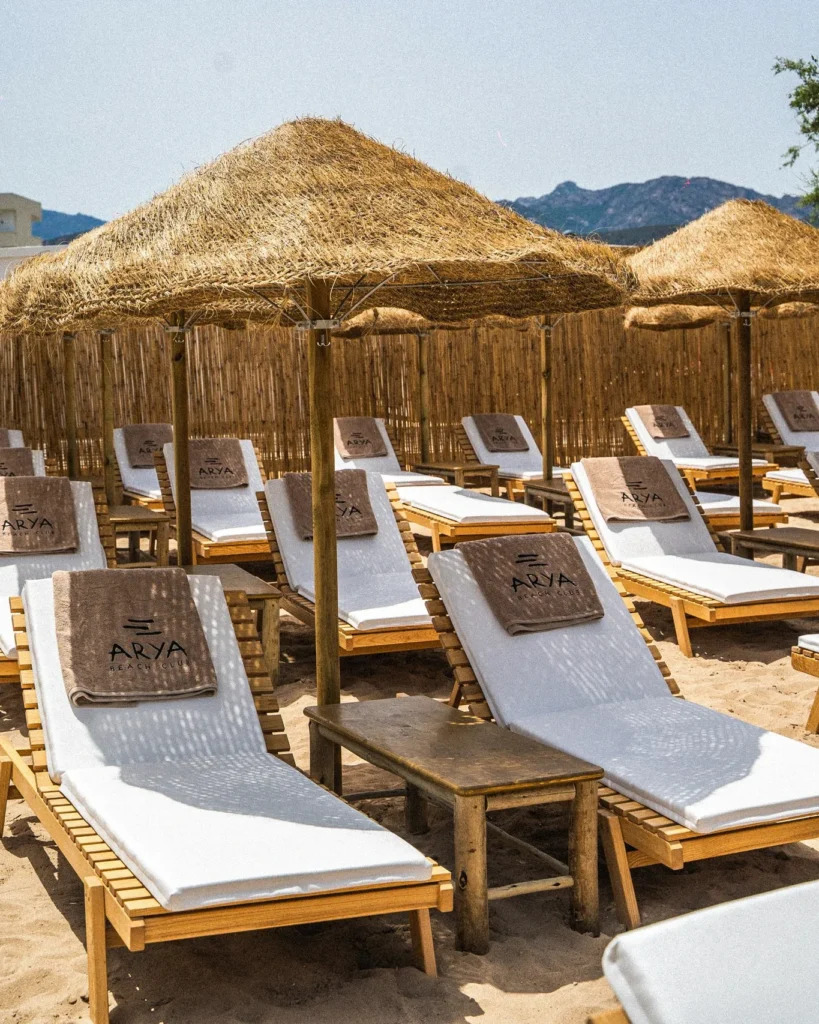 Parasols filament herbe naturelle tiss&eacute;e style ethnique exotique &eacute;tablissements baln&eacute;aires lidos restaurants plages parcs h&ocirc;tels piscines