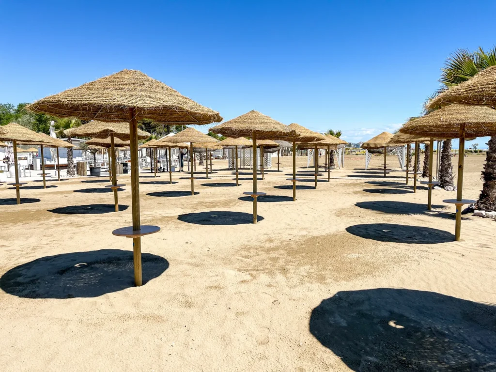 Parasols filament herbe naturelle tiss&eacute;e style ethnique exotique &eacute;tablissements baln&eacute;aires lidos restaurants plages parcs h&ocirc;tels piscines