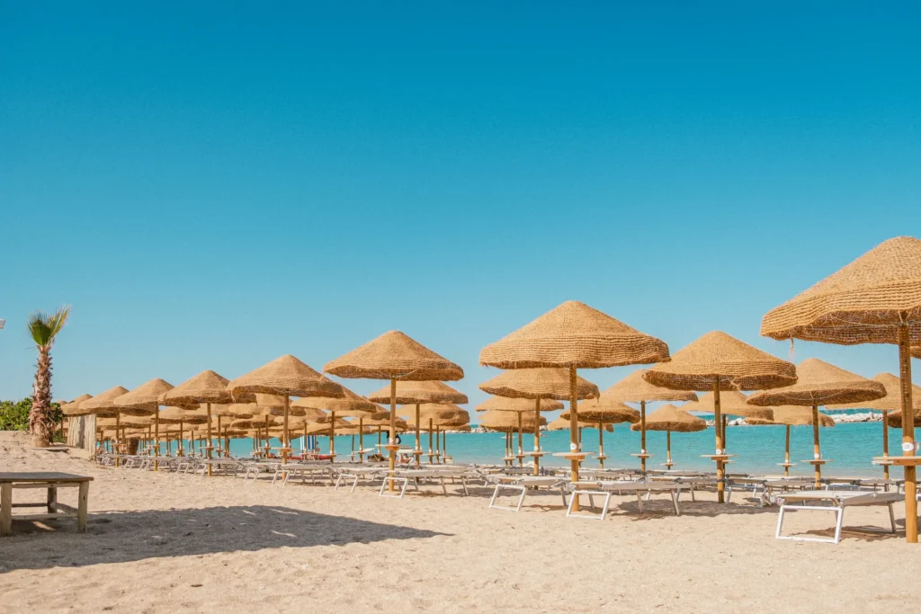 Parasols filament herbe naturelle tiss&eacute;e style ethnique exotique &eacute;tablissements baln&eacute;aires lidos restaurants plages parcs h&ocirc;tels piscines