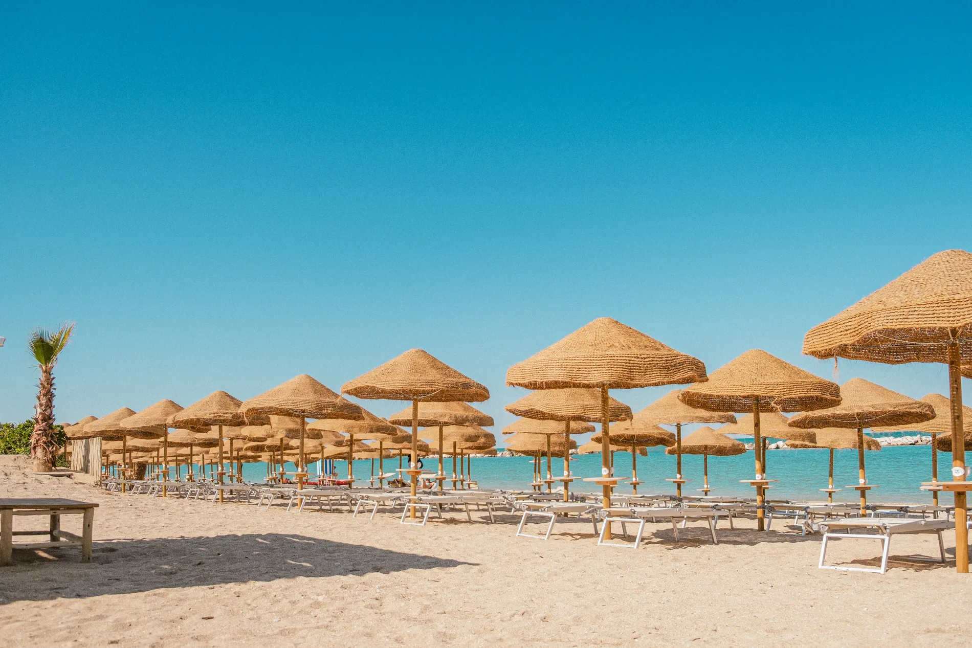 Parasols filament herbe naturelle tiss&eacute;e style ethnique exotique &eacute;tablissements baln&eacute;aires lidos restaurants plages parcs h&ocirc;tels piscines