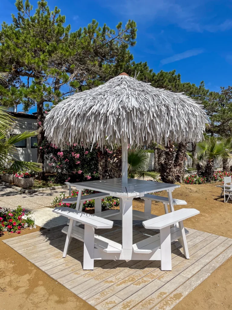 Parasols feuilles palmier synth&eacute;tique blanche jaune marron ethniques exotiques &eacute;tablissements baln&eacute;aires lidos restaurants plages parcs h&ocirc;tels piscines