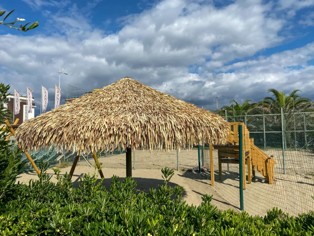 Parasols feuilles palmier synth&eacute;tique blanche jaune marron ethniques exotiques &eacute;tablissements baln&eacute;aires lidos restaurants plages parcs h&ocirc;tels piscines