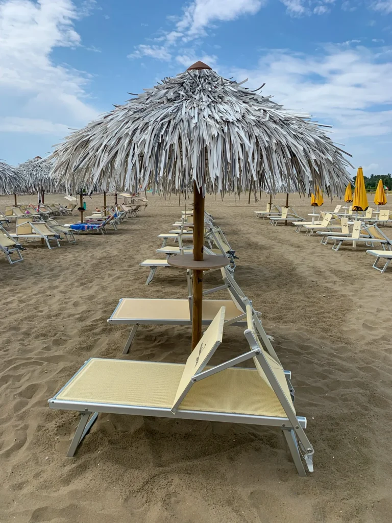 Parasols feuilles palmier synth&eacute;tique blanche jaune marron ethniques exotiques &eacute;tablissements baln&eacute;aires lidos restaurants plages parcs h&ocirc;tels piscines