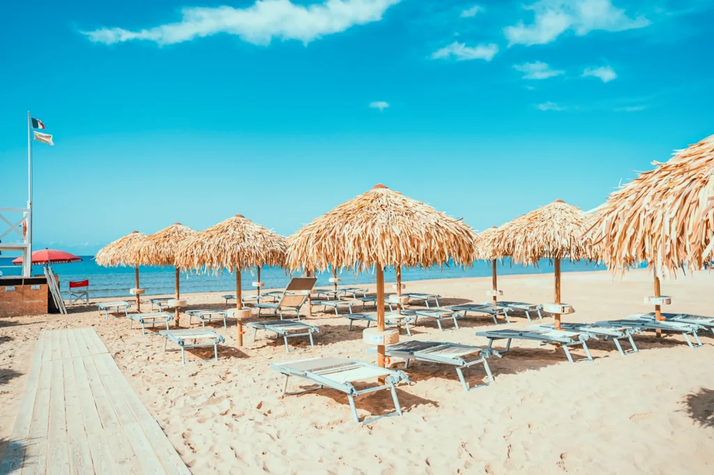 Parasols feuilles palmier synth&eacute;tique blanche jaune marron ethniques exotiques &eacute;tablissements baln&eacute;aires lidos restaurants plages parcs h&ocirc;tels piscines