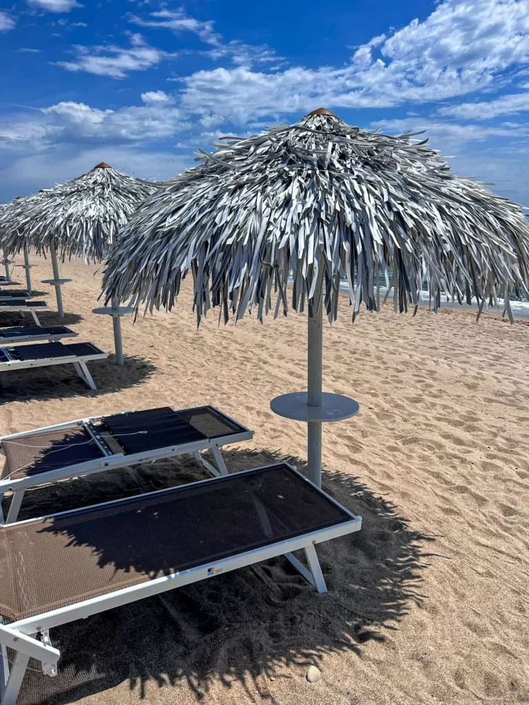 Parasols feuilles palmier synth&eacute;tique blanche jaune marron ethniques exotiques &eacute;tablissements baln&eacute;aires lidos restaurants plages parcs h&ocirc;tels piscines