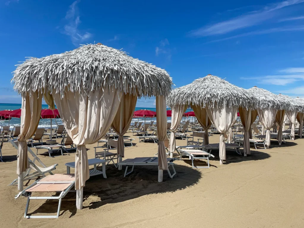 Parasols feuilles palmier synth&eacute;tique blanche jaune marron ethniques exotiques &eacute;tablissements baln&eacute;aires lidos restaurants plages parcs h&ocirc;tels piscines