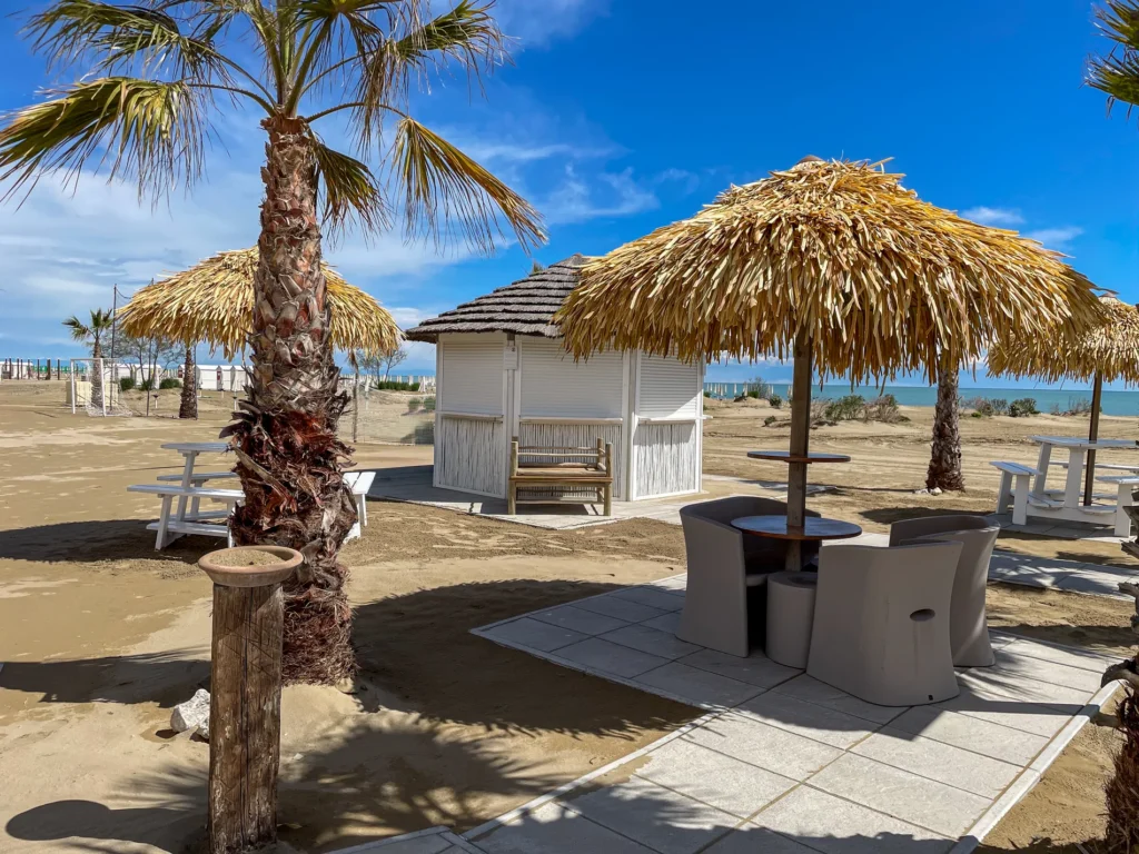 Parasols feuilles palmier synth&eacute;tique blanche jaune marron ethniques exotiques &eacute;tablissements baln&eacute;aires lidos restaurants plages parcs h&ocirc;tels piscines