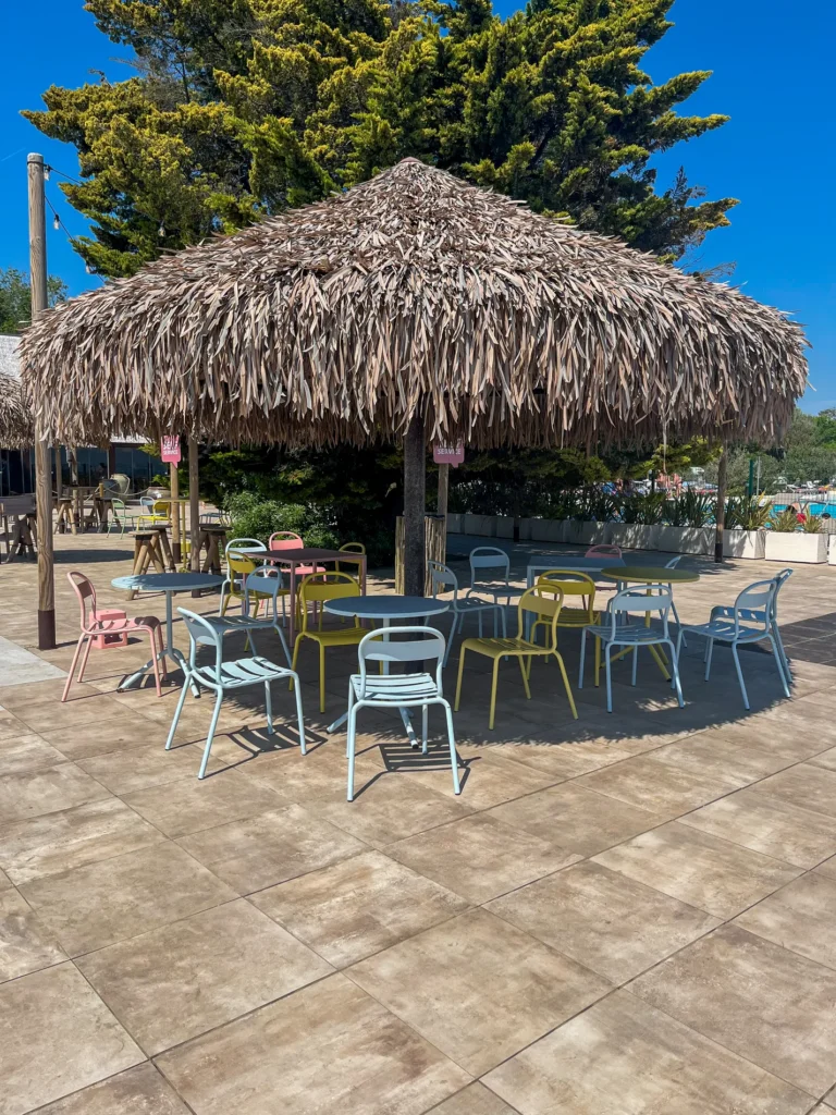 Parasols feuilles palmier synth&eacute;tique blanche jaune marron ethniques exotiques &eacute;tablissements baln&eacute;aires lidos restaurants plages parcs h&ocirc;tels piscines