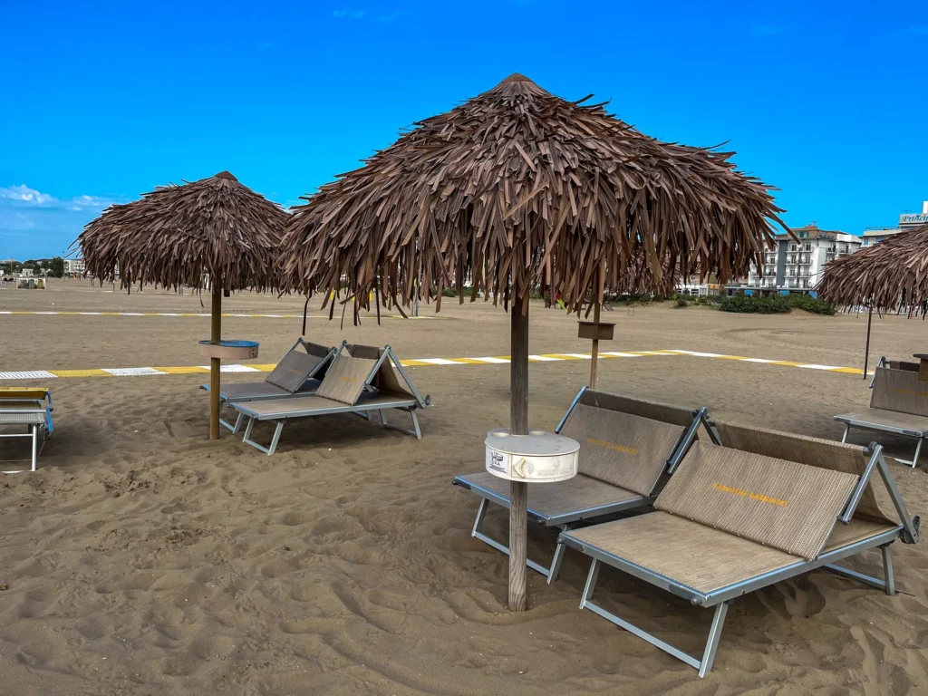 Parasols feuilles palmier synth&eacute;tique blanche jaune marron ethniques exotiques &eacute;tablissements baln&eacute;aires lidos restaurants plages parcs h&ocirc;tels piscines