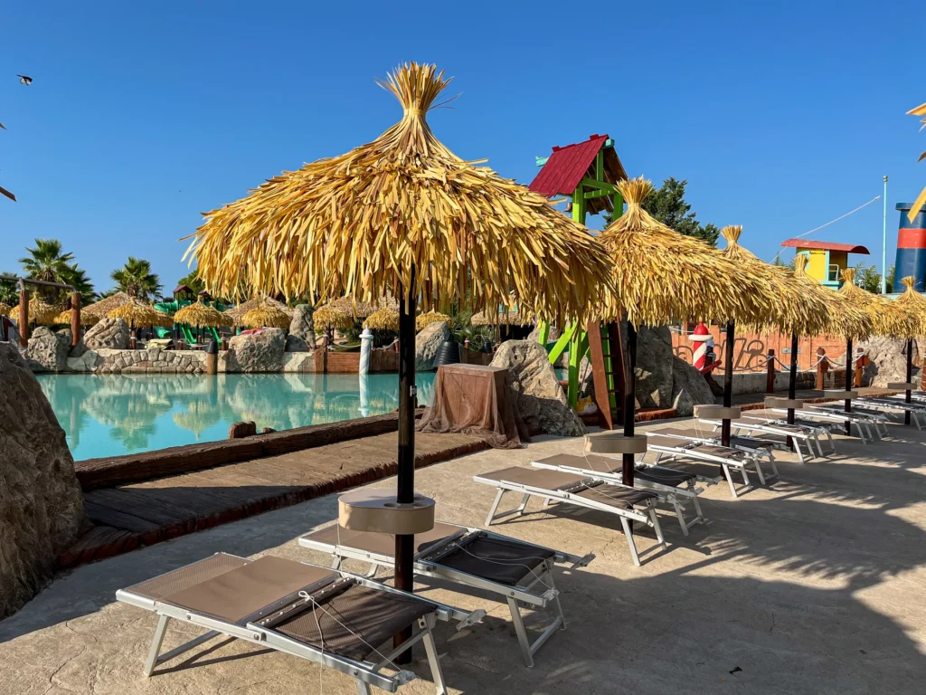 Parasols feuilles palmier synth&eacute;tique blanche jaune marron ethniques exotiques &eacute;tablissements baln&eacute;aires lidos restaurants plages parcs h&ocirc;tels piscines